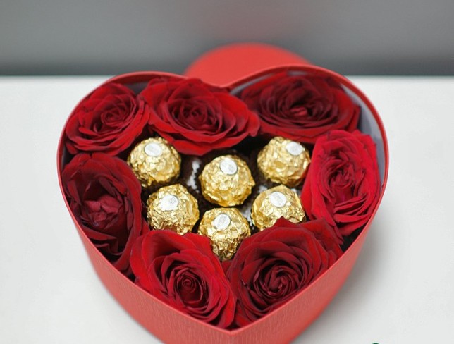 Коробка-сердце с красными розами и Ferrero Rocher №3 Фото